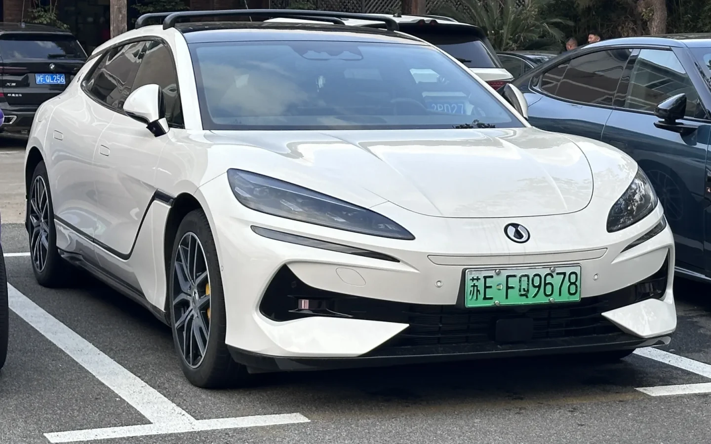 DENZA Z9GT noire vue de trois quarts avant ; configuration étrangère non contractuelle