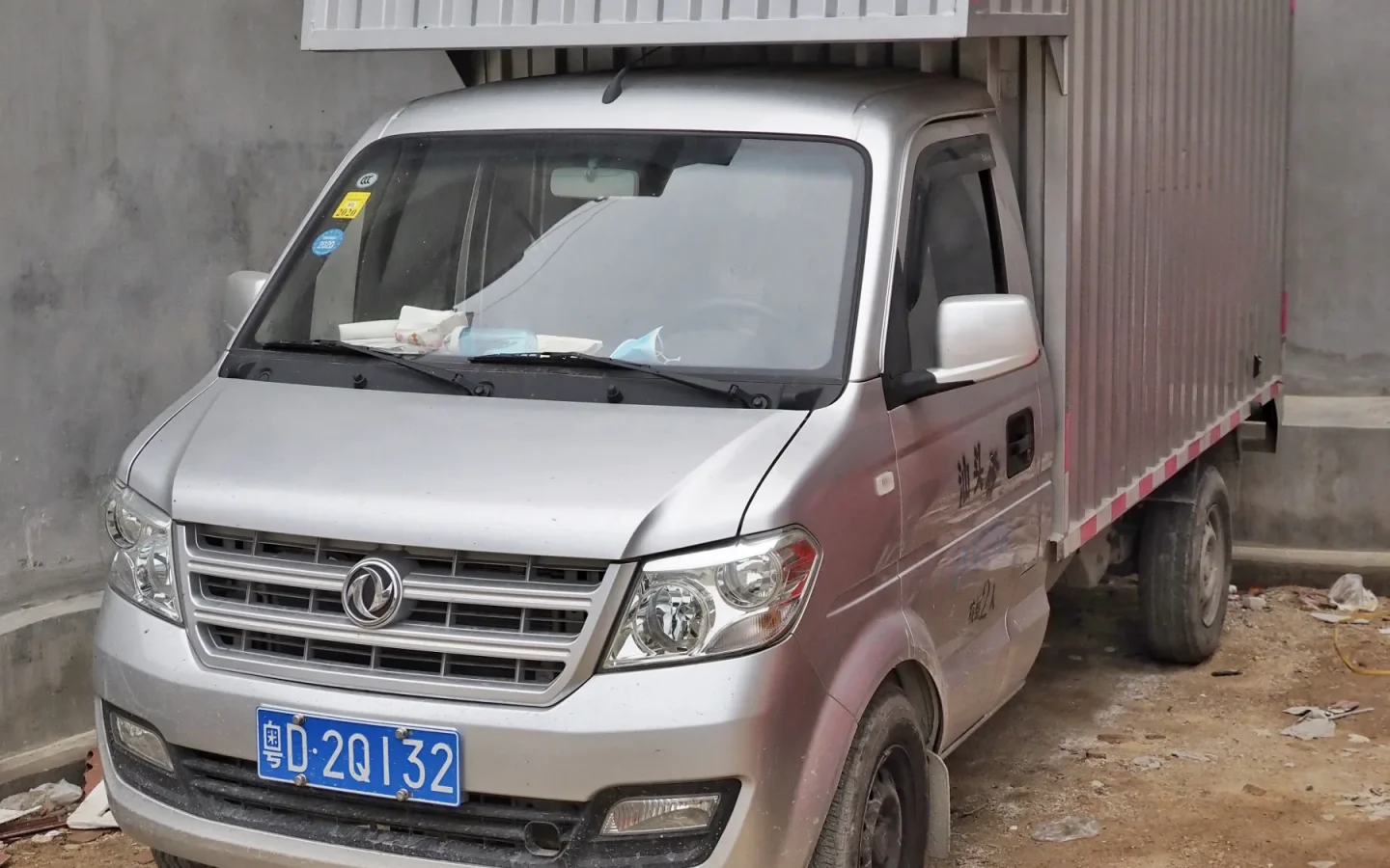DFSK C31 argent avec caisse aménagée vu de trois quarts avant ; configuration étrangère non contractuelle