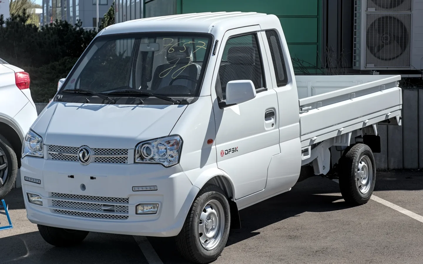 DFSK K01H blanc vu de trois quarts avant ; configuration étrangère non contractuelle