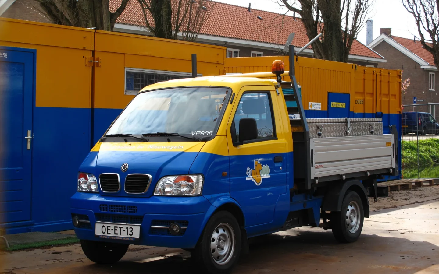 DFSK K01 bleu et jaune vu de trois quarts avant ; aménagement étranger non contractuel