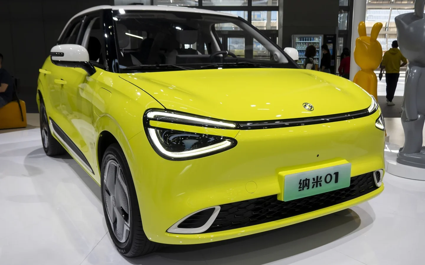 Dongfeng BOX jaune vue de trois quarts avant en salon ; configuration étrangère non contractuelle