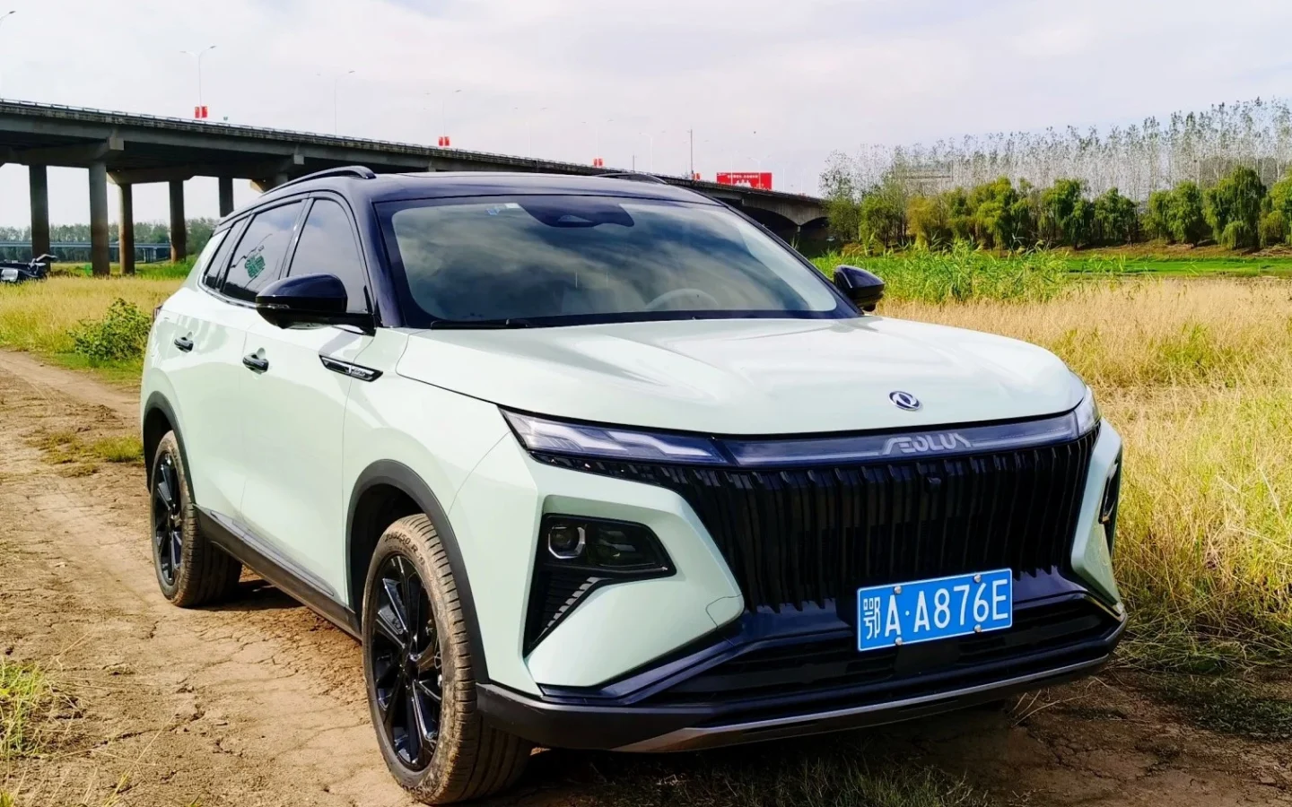 Dongfeng HUGE blanc vu de trois quarts avant ; configuration étrangère non contractuelle