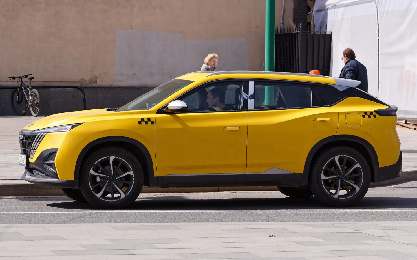 Dongfeng MAGE jaune vue de profil ; configuration étrangère non contractuelle