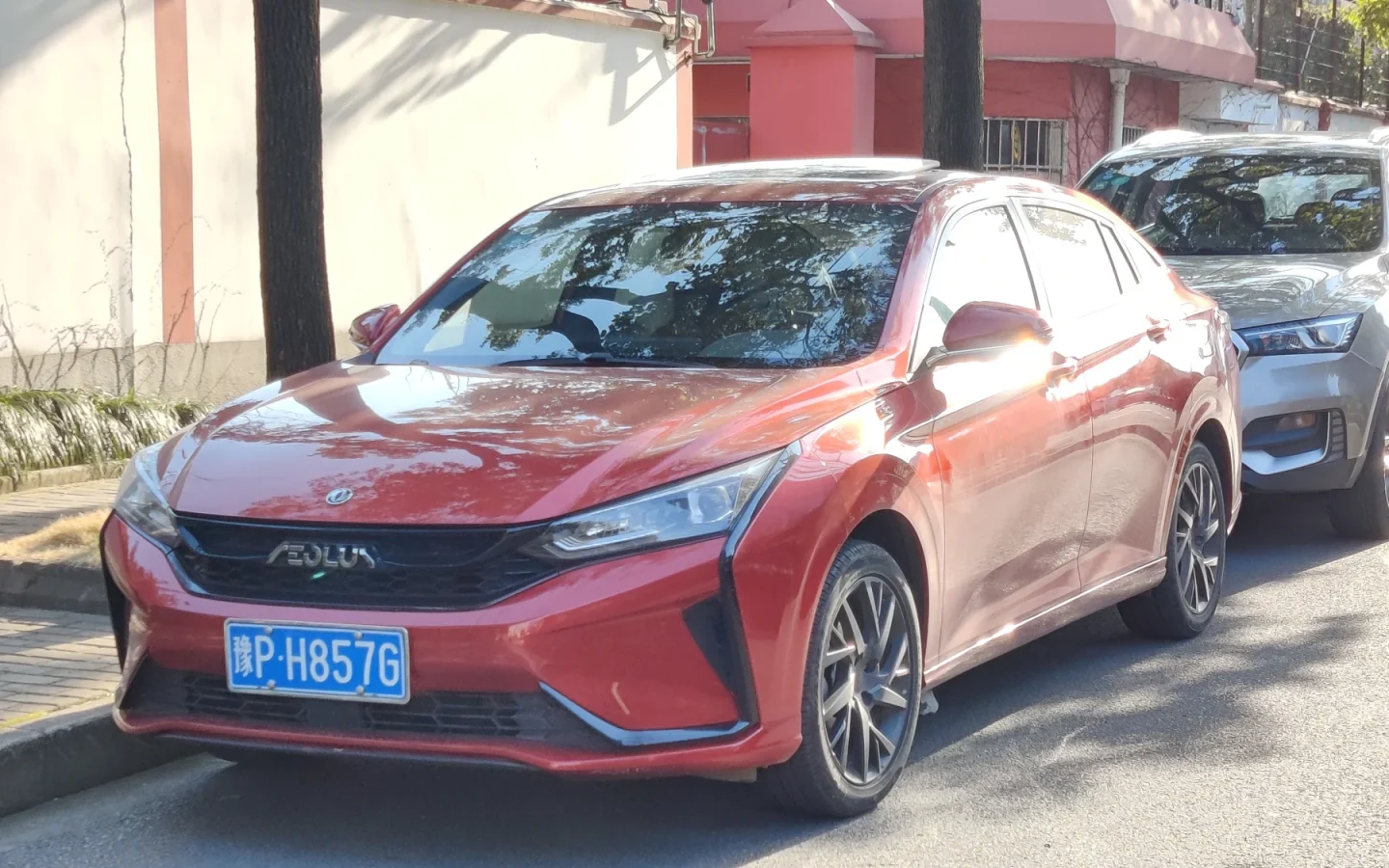 Dongfeng Shine rouge vue de trois quarts avant ; illustration étrangère antérieure et non contractuelle