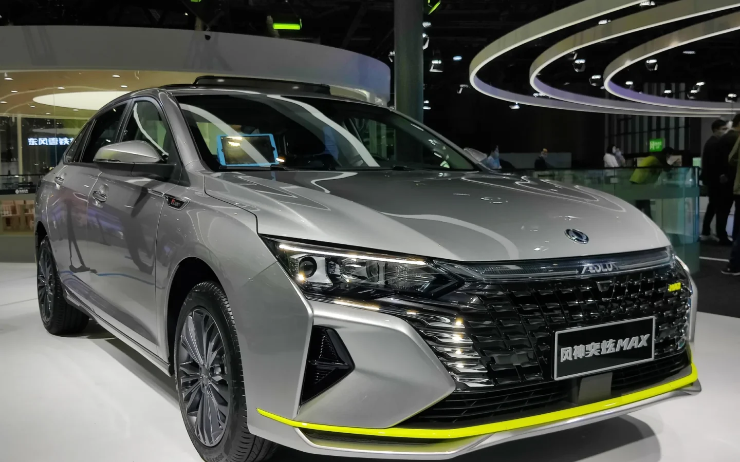 Dongfeng SHINE MAX grise vue de trois quarts avant en salon ; configuration étrangère non contractuelle