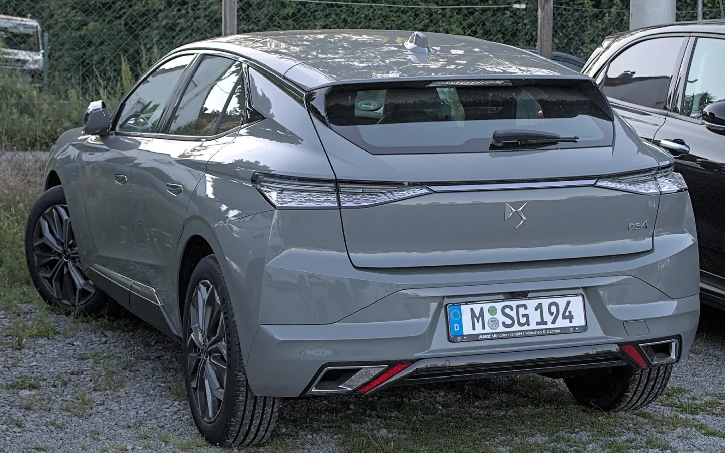 DS 4 grise de deuxième génération vue de trois quarts arrière ; configuration étrangère non contractuelle