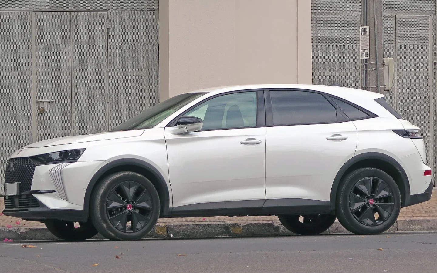 DS 7 restylée blanche vue de profil avant ; configuration étrangère non contractuelle