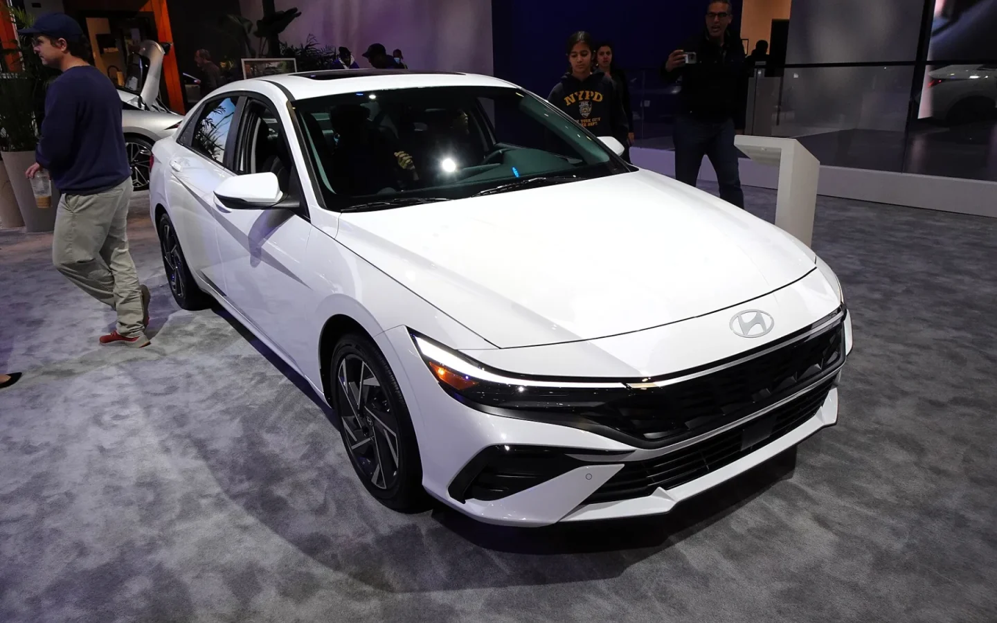 Hyundai ELANTRA Hybrid blanche restylée vue de trois quarts avant ; finition américaine non contractuelle