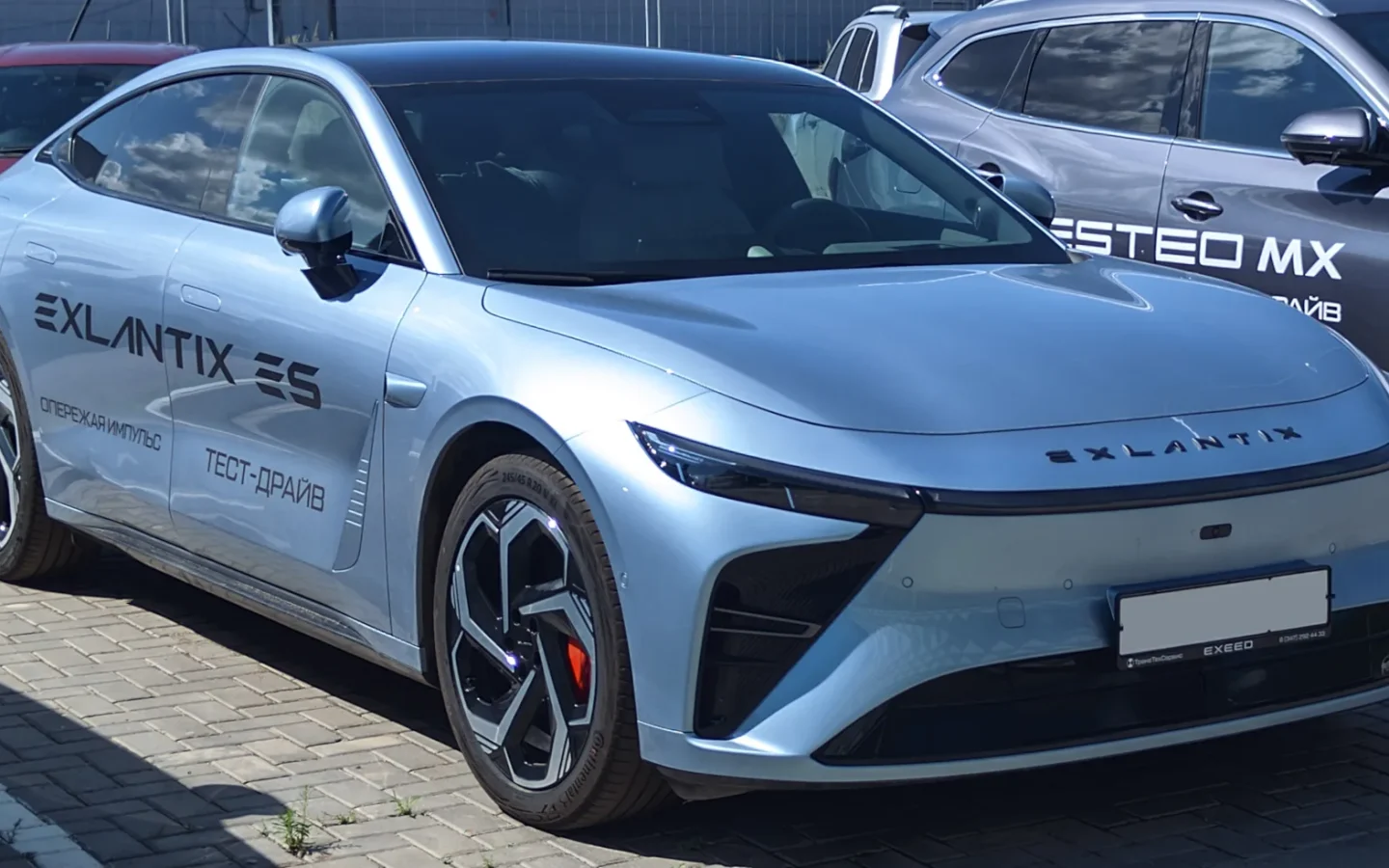 EXEED ES bleu clair vu de trois quarts avant ; configuration étrangère non contractuelle