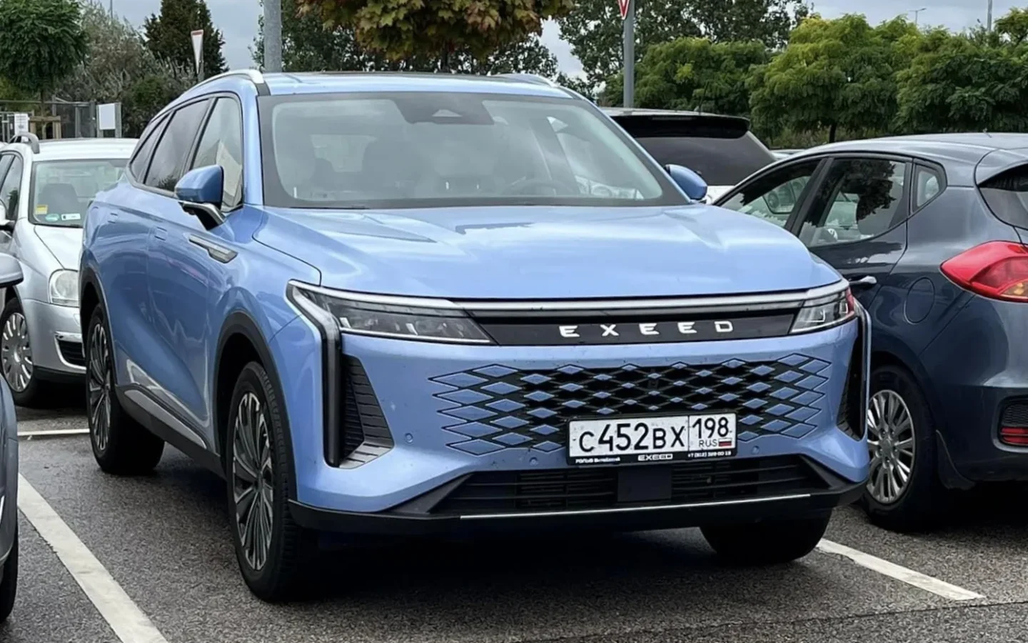EXEED RX gris vu de trois quarts avant ; configuration étrangère non contractuelle