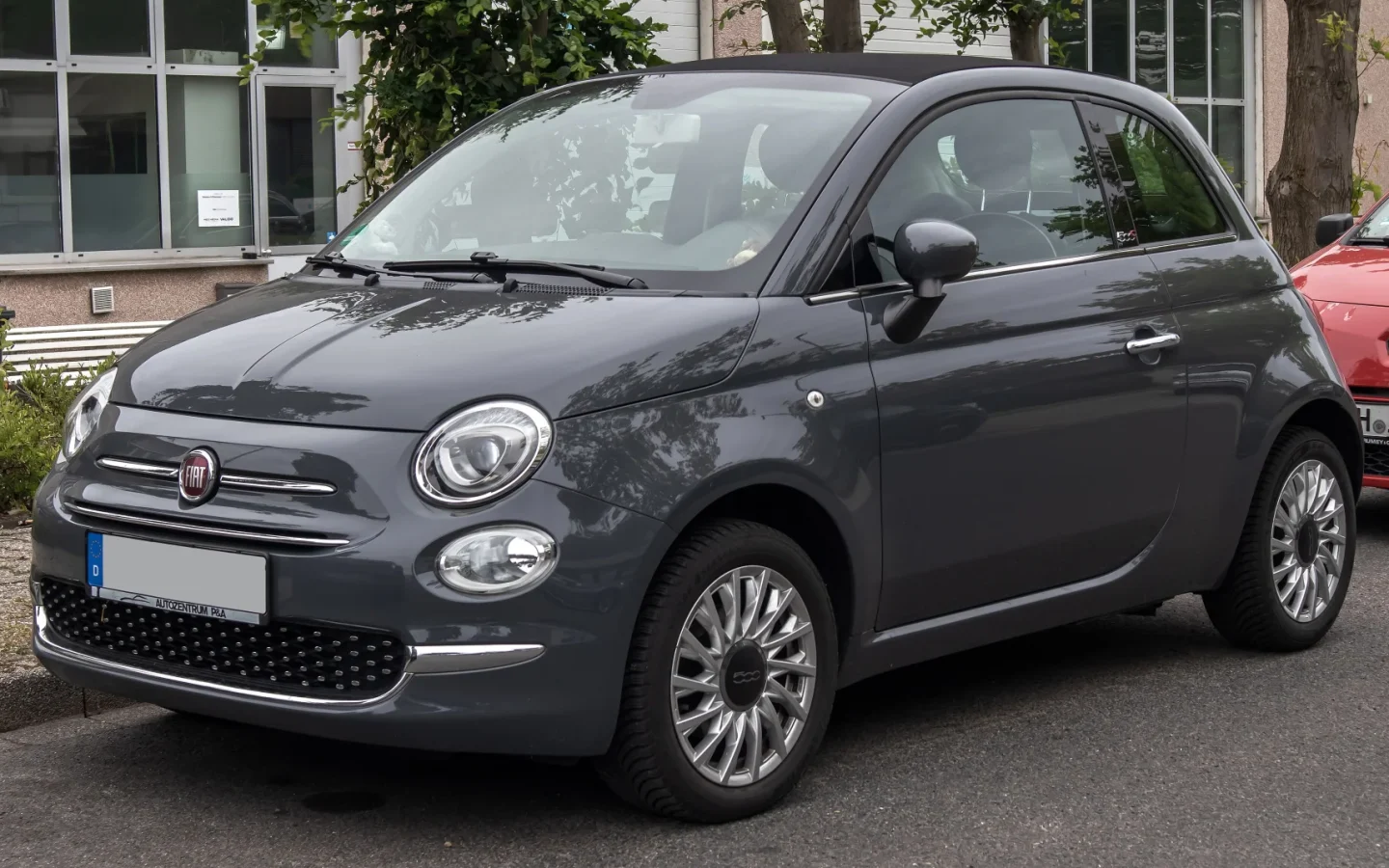 Fiat 500C restylée grise vue de trois quarts avant, capote fermée ; configuration européenne non contractuelle