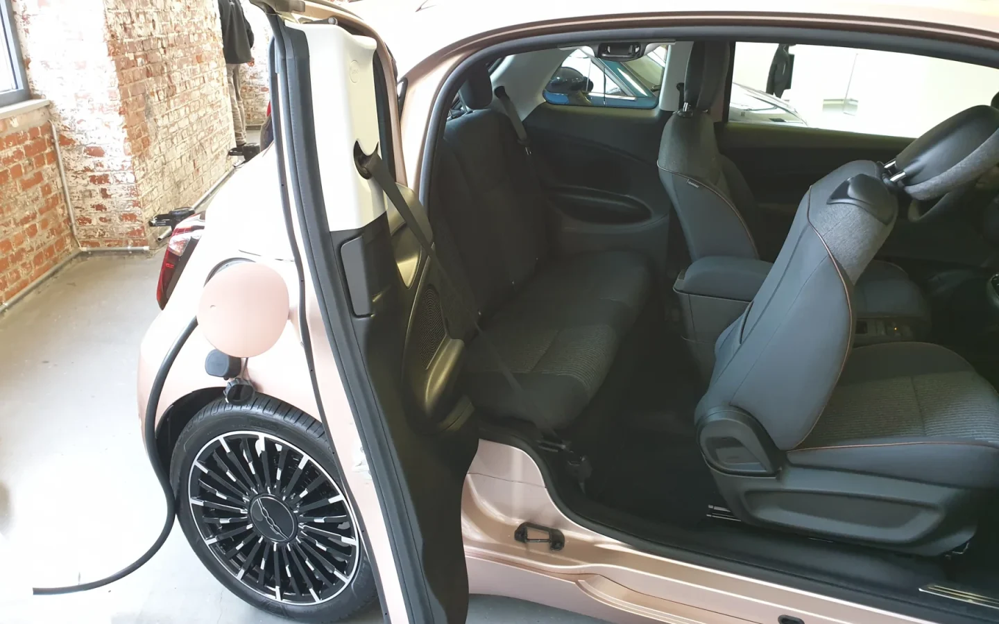 Porte antagoniste ouverte d'une Fiat 500e 3+1 ; configuration étrangère non contractuelle