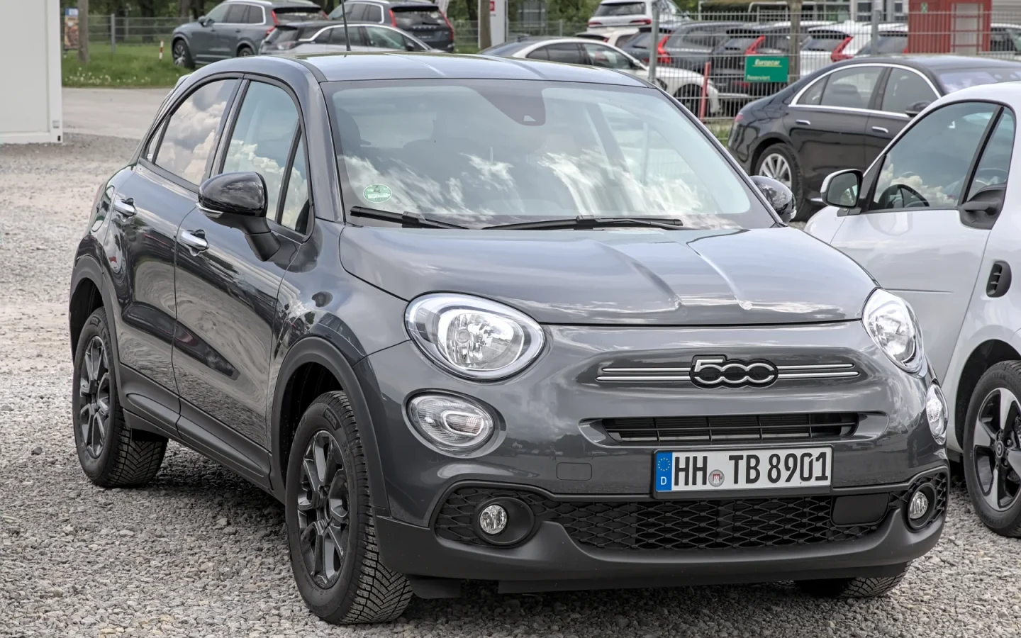 Fiat 500X restylée grise vue de trois quarts avant ; configuration étrangère non contractuelle