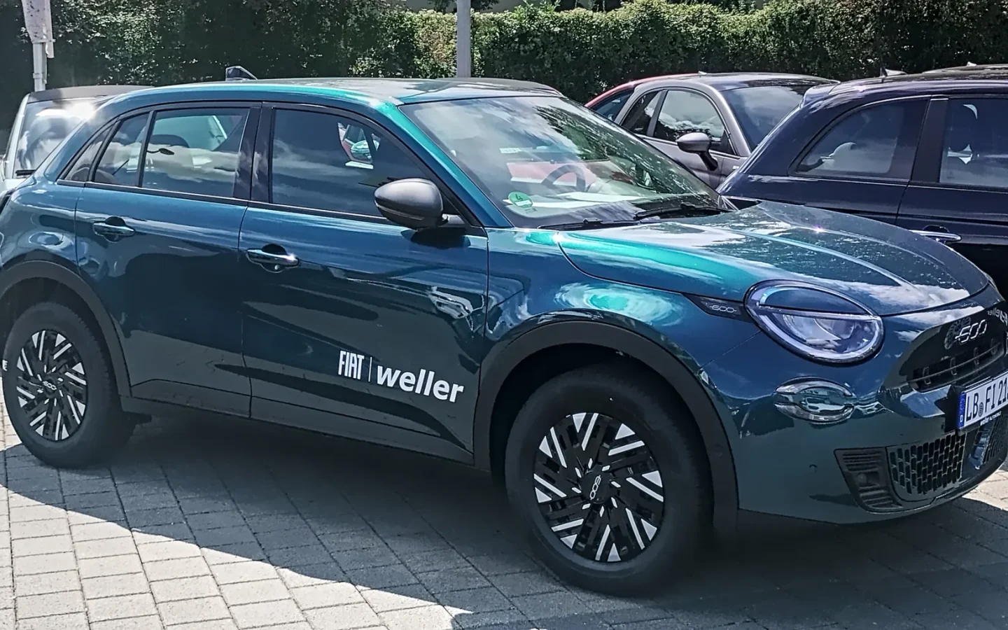 Fiat 600 Hybrid bleue vue de trois quarts avant ; configuration étrangère non contractuelle