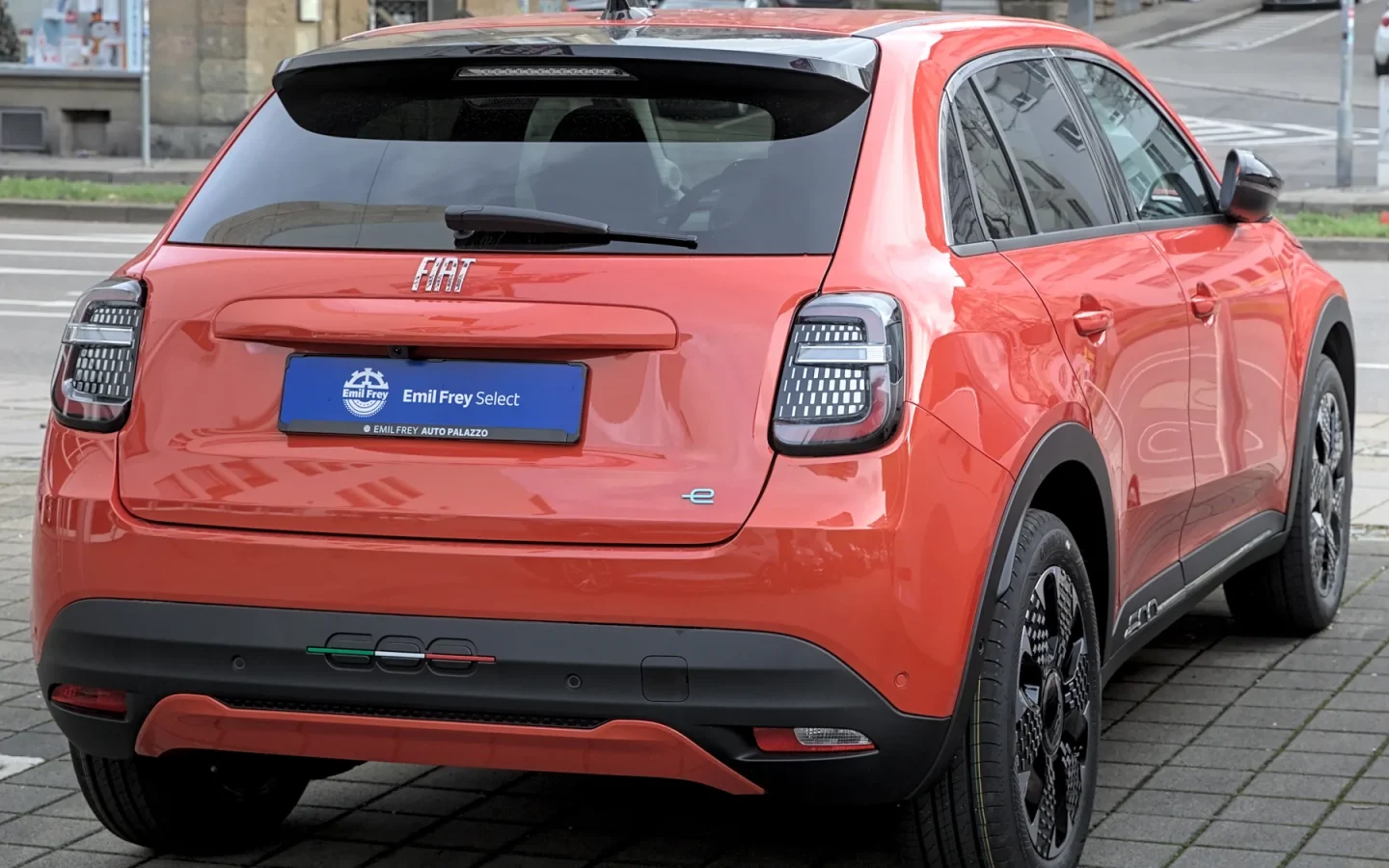Fiat 600e rouge vue de trois quarts arrière ; configuration étrangère non contractuelle