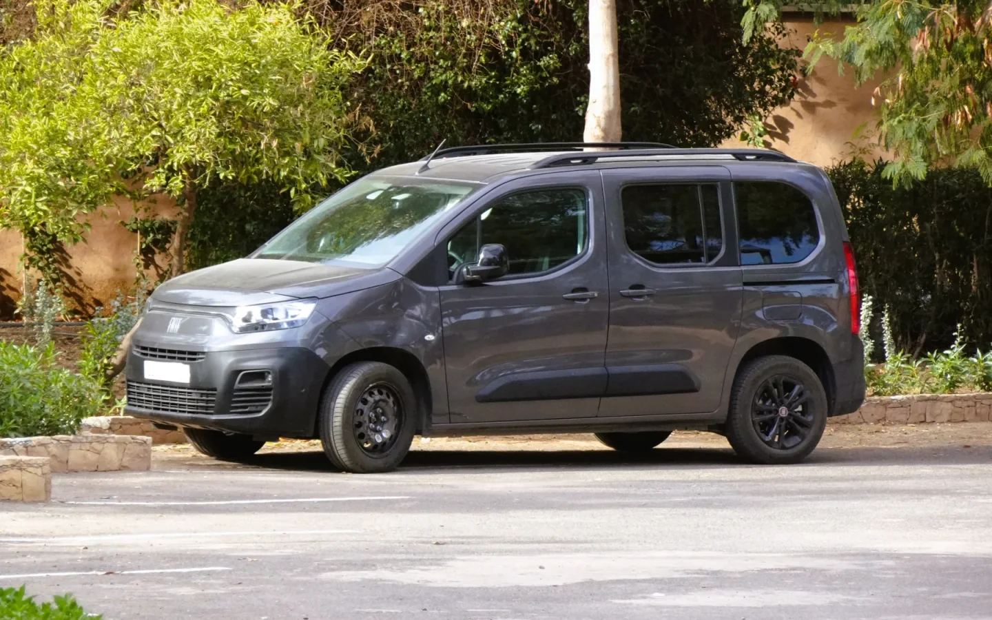 Fiat Doblò passagers de troisième génération gris vu de profil avant