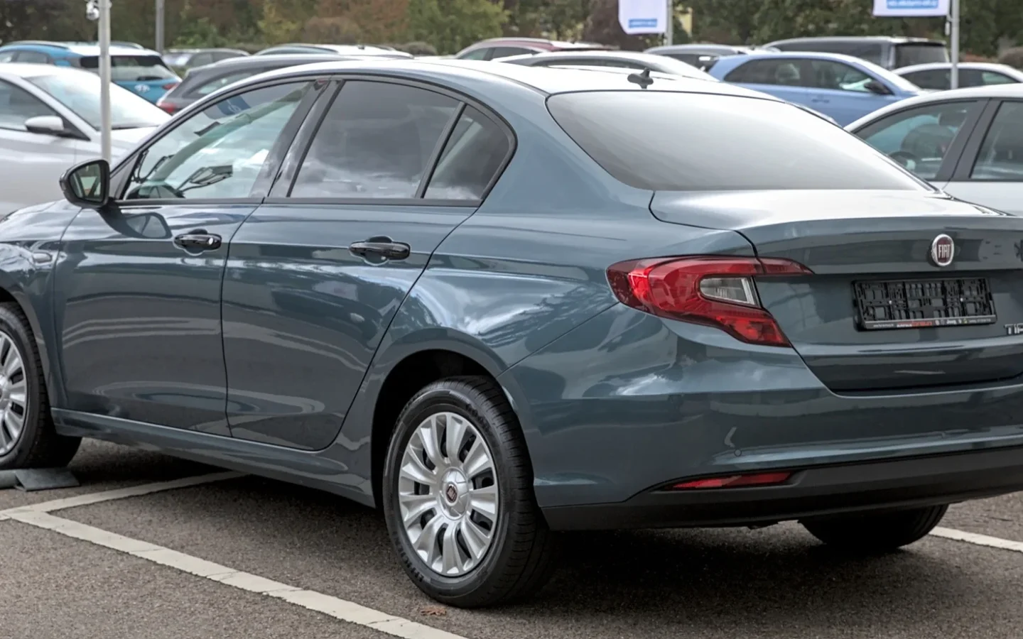 Fiat Tipo Sedan restylée bleue vue de trois quarts arrière ; configuration non contractuelle au Maroc
