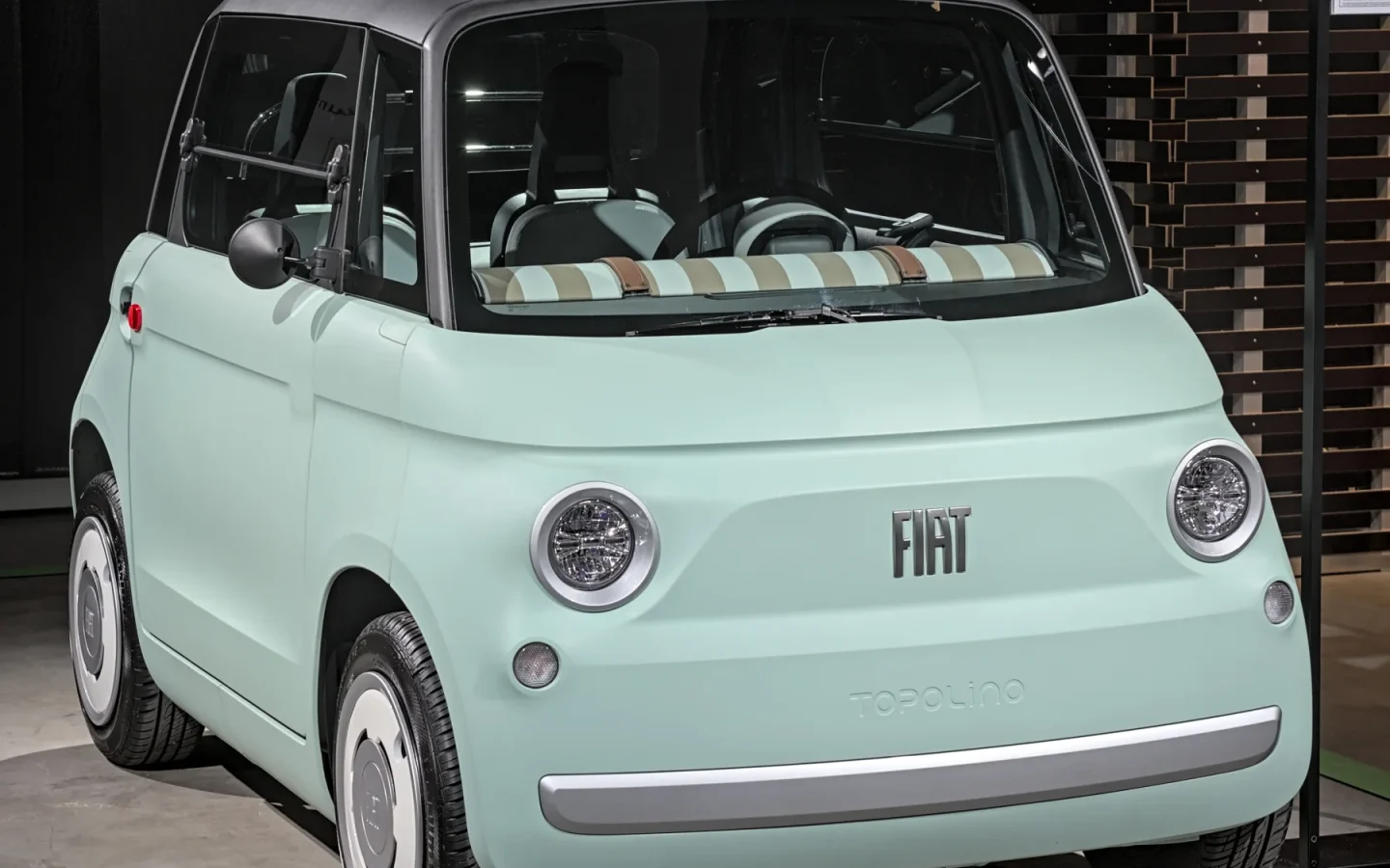 Fiat Topolino vert clair vue de trois quarts avant ; configuration étrangère non contractuelle