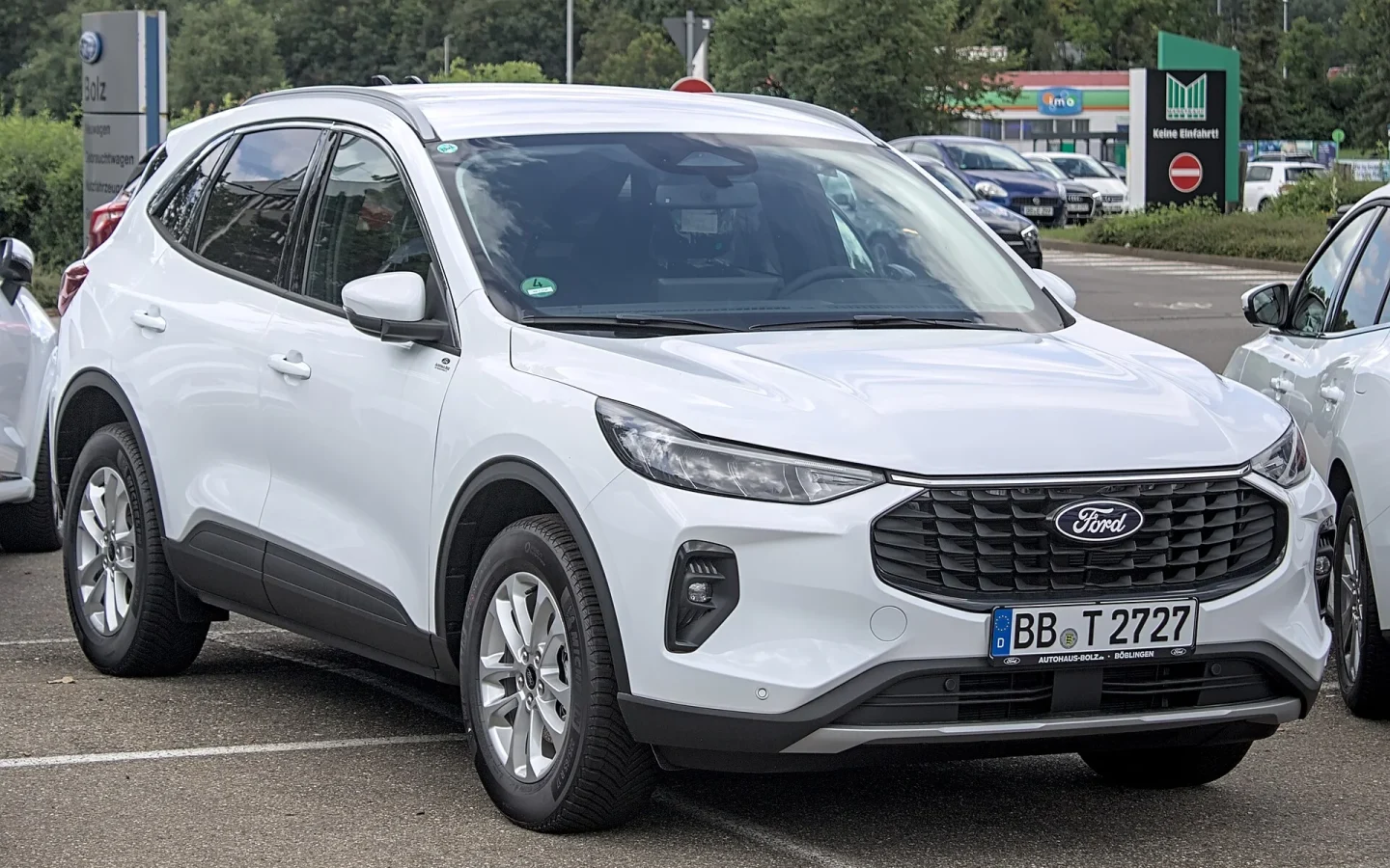 Ford Kuga 2024 de troisième génération vu de trois quarts avant ; configuration étrangère non contractuelle