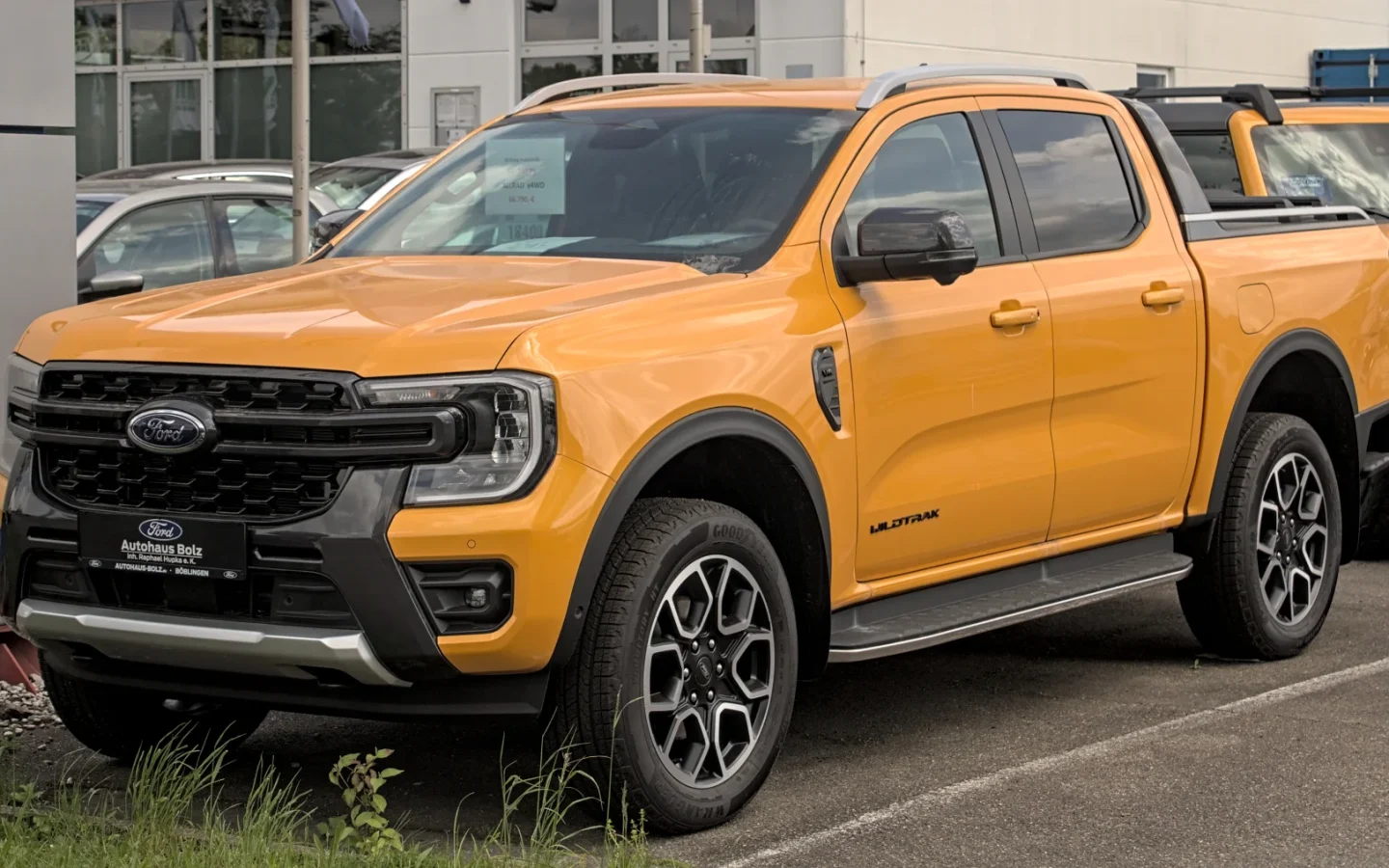 Ford Ranger Wildtrak orange de génération P703 vu de trois quarts avant ; configuration allemande non contractuelle