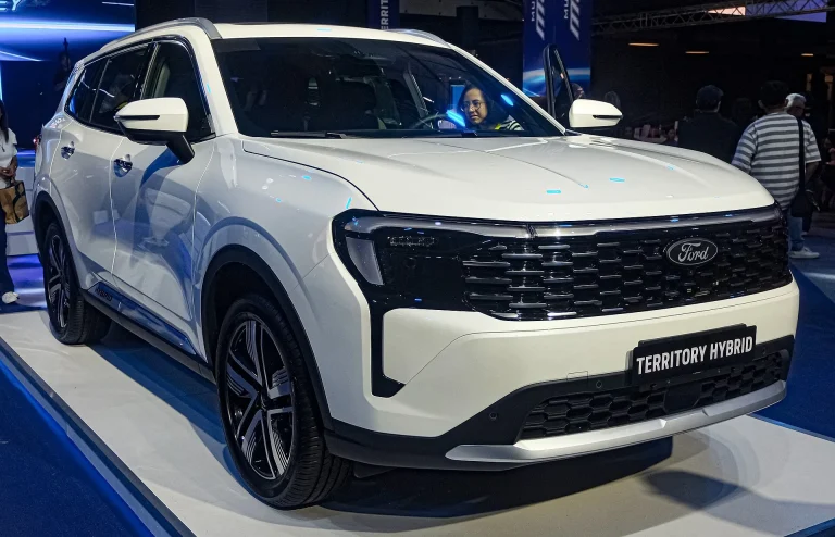 Ford Territory Hybrid Titanium X blanc vu de trois quarts avant ; configuration étrangère non contractuelle