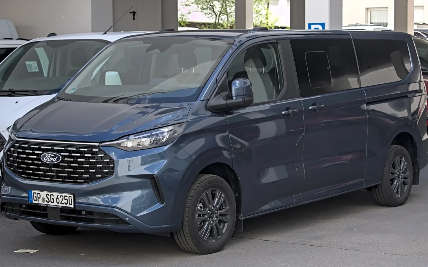 Ford Tourneo Custom bleu de génération 2023 vu de trois quarts avant ; configuration européenne non contractuelle