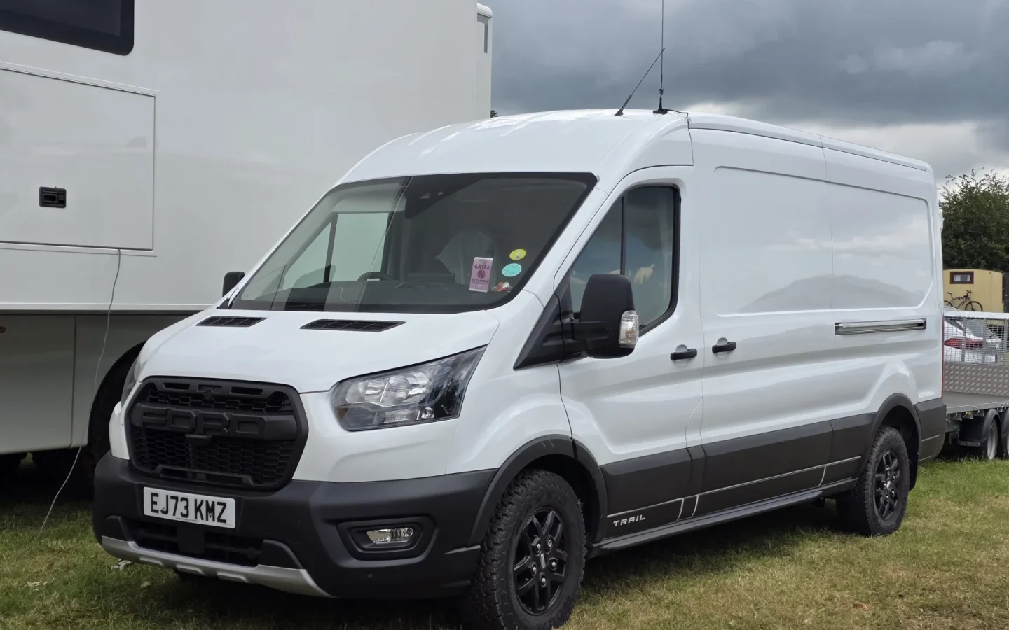 Ford Transit fourgon blanc de génération actuelle vu de trois quarts avant ; finition britannique non contractuelle