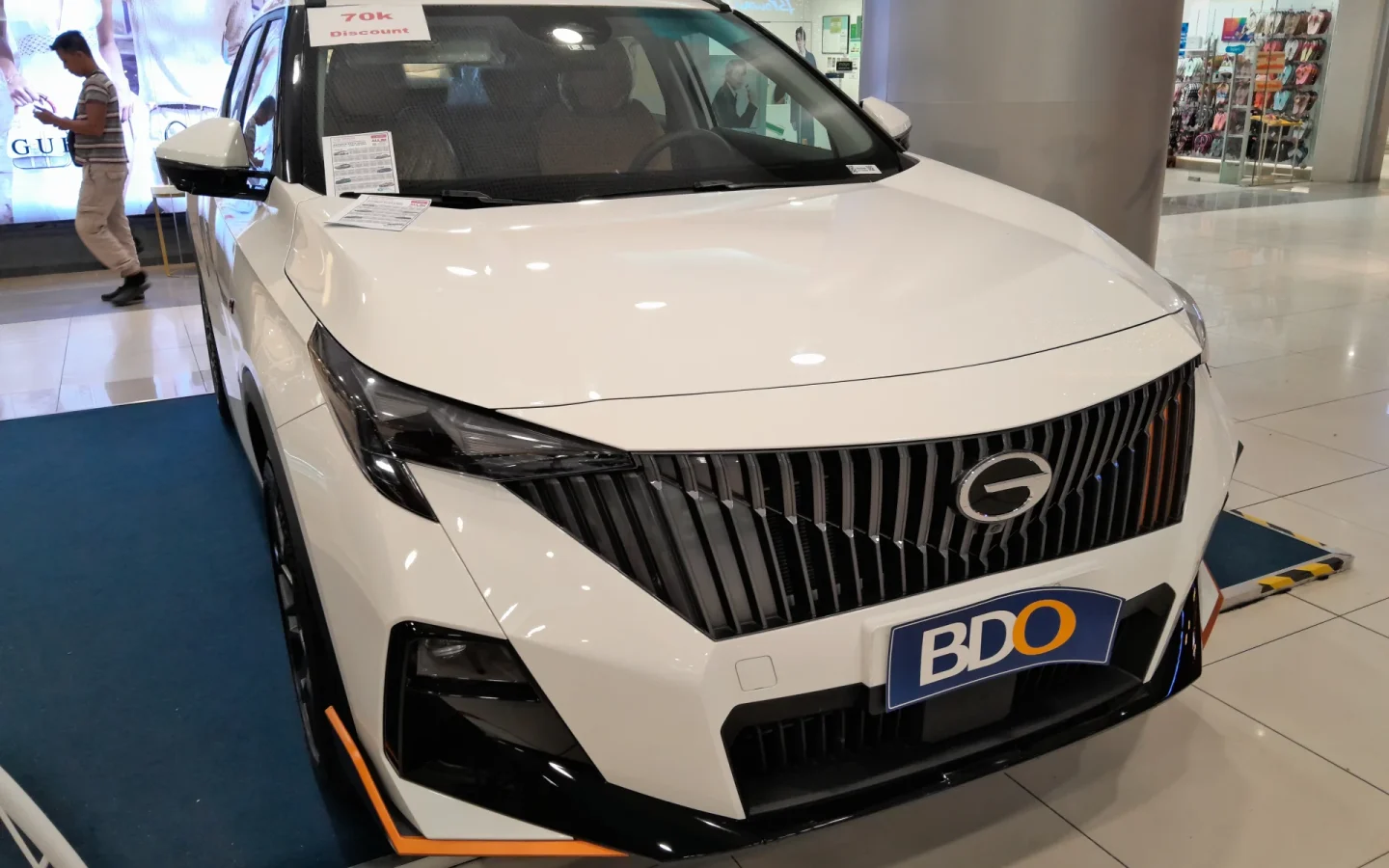 GAC EMZOOM blanc de seconde génération vu de trois quarts avant ; configuration étrangère non contractuelle