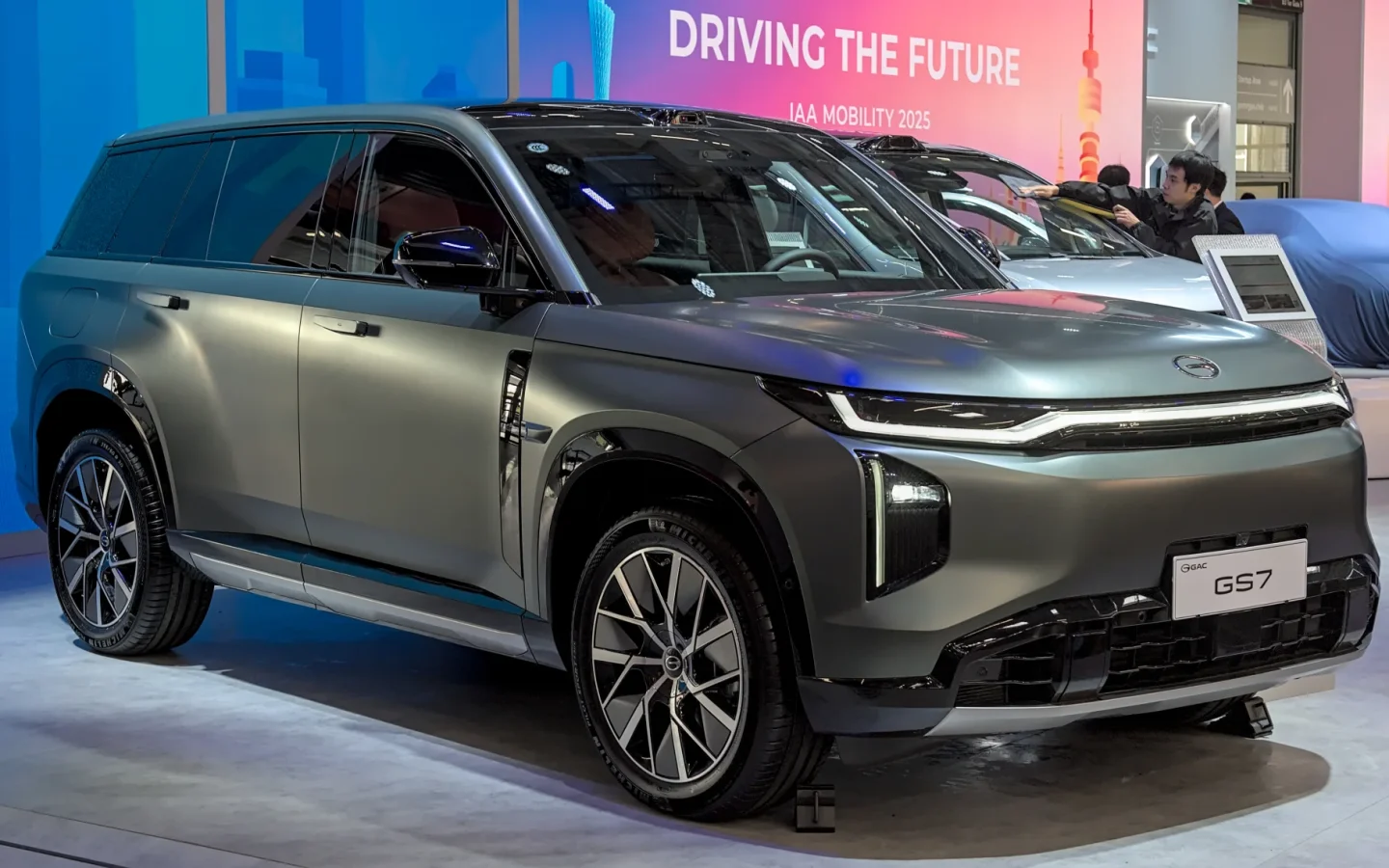 GAC S7 gris vu de trois quarts avant à l'IAA 2025 ; configuration étrangère non contractuelle