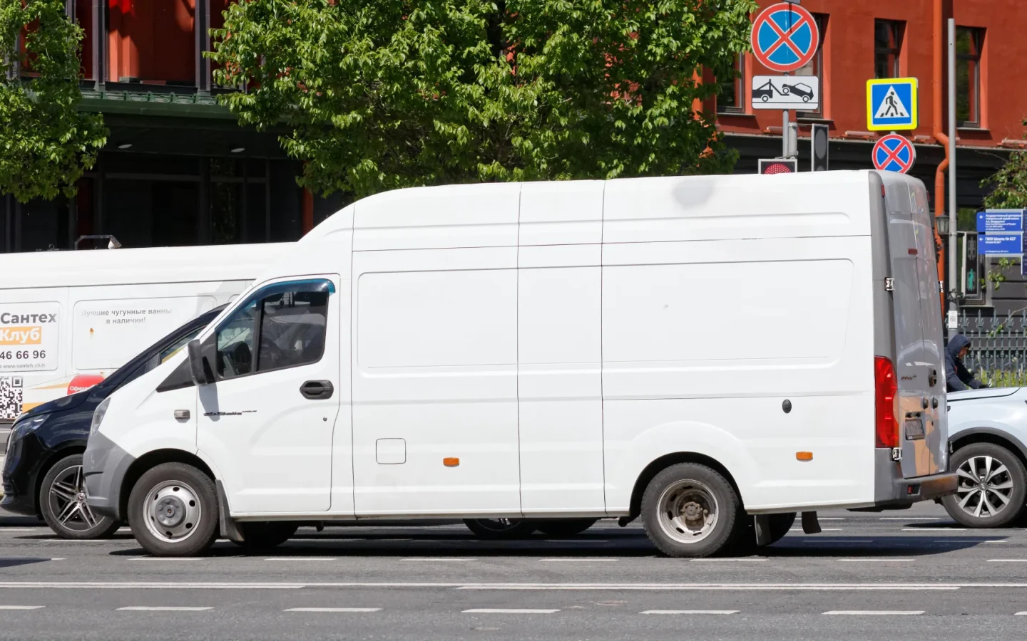 GAZelle Next fourgon blanc vu de profil ; configuration étrangère non contractuelle