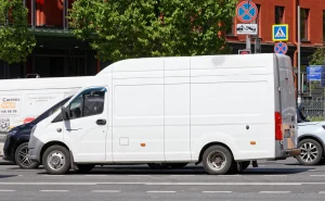 GAZelle Next fourgon blanc vu de profil ; configuration étrangère non contractuelle