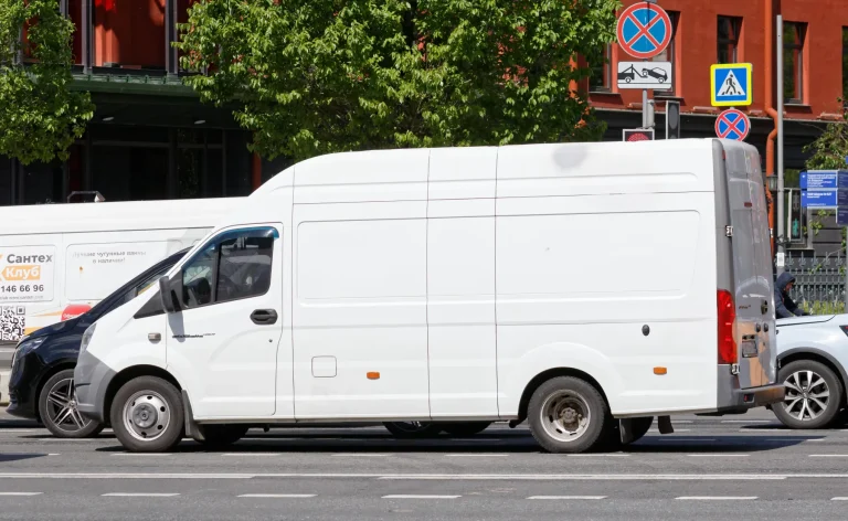 GAZelle Next fourgon blanc vu de profil ; configuration étrangère non contractuelle