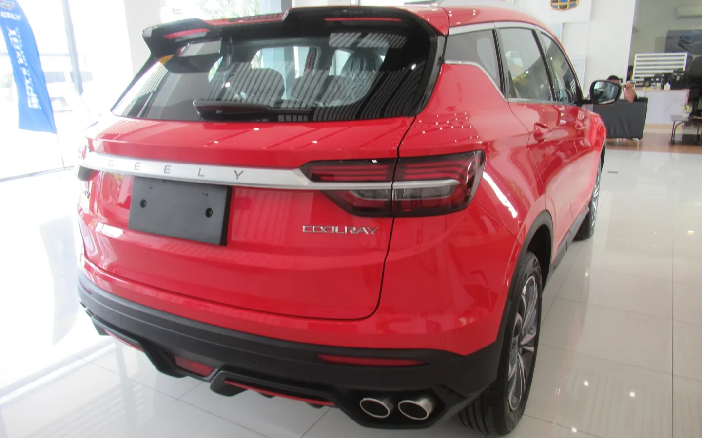 Geely Coolray rouge vue de trois quarts arrière ; configuration étrangère non contractuelle