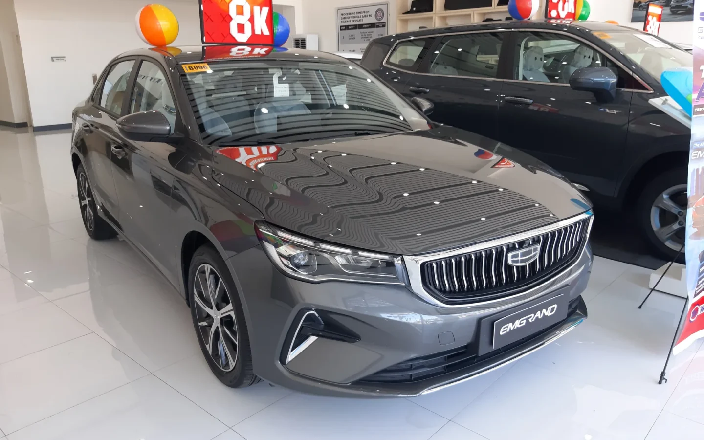 Geely Emgrand grise de génération actuelle vue de trois quarts avant ; configuration étrangère non contractuelle