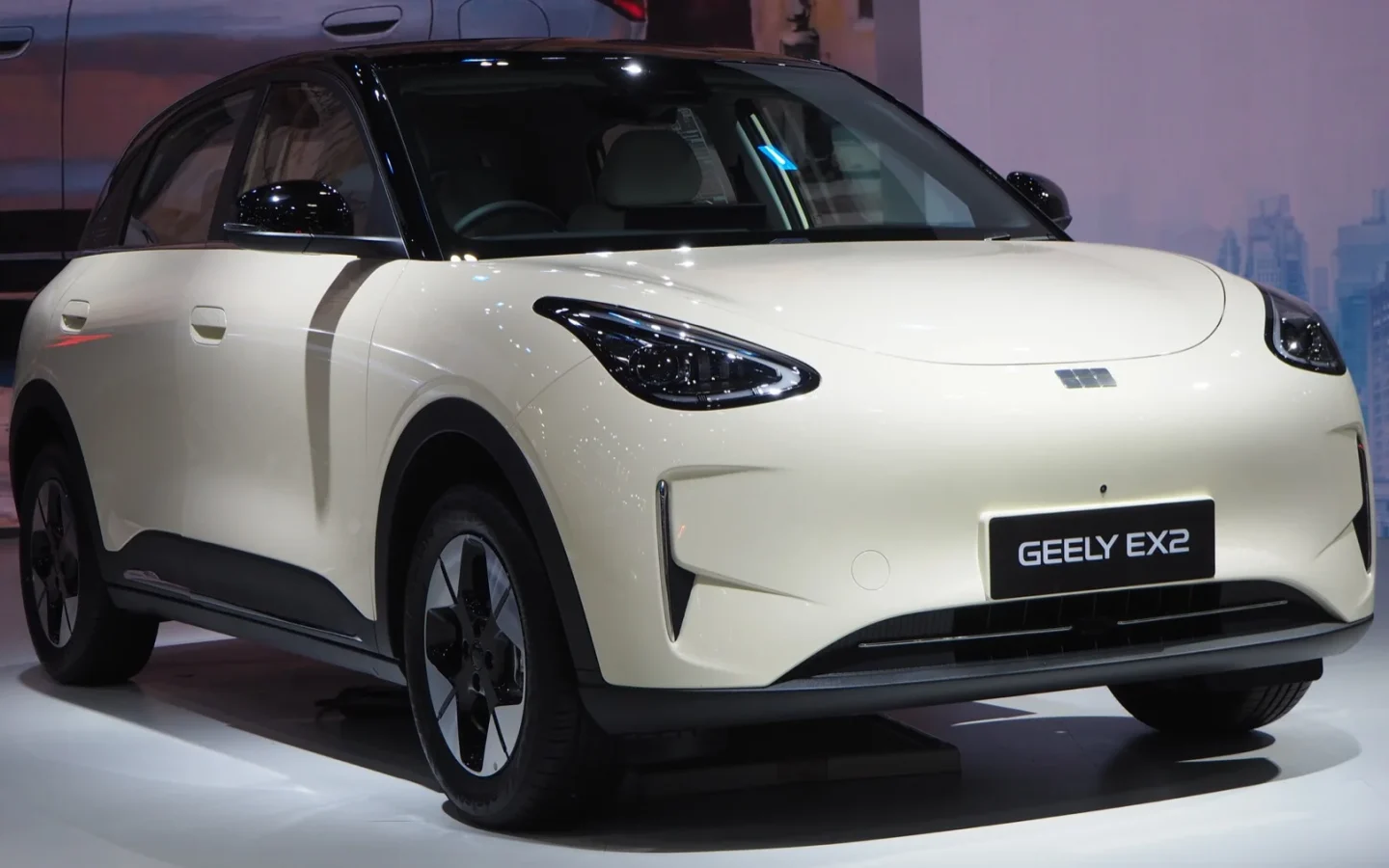 Geely EX2 blanche exposée en Thaïlande, vue de trois quarts avant ; configuration non contractuelle au Maroc