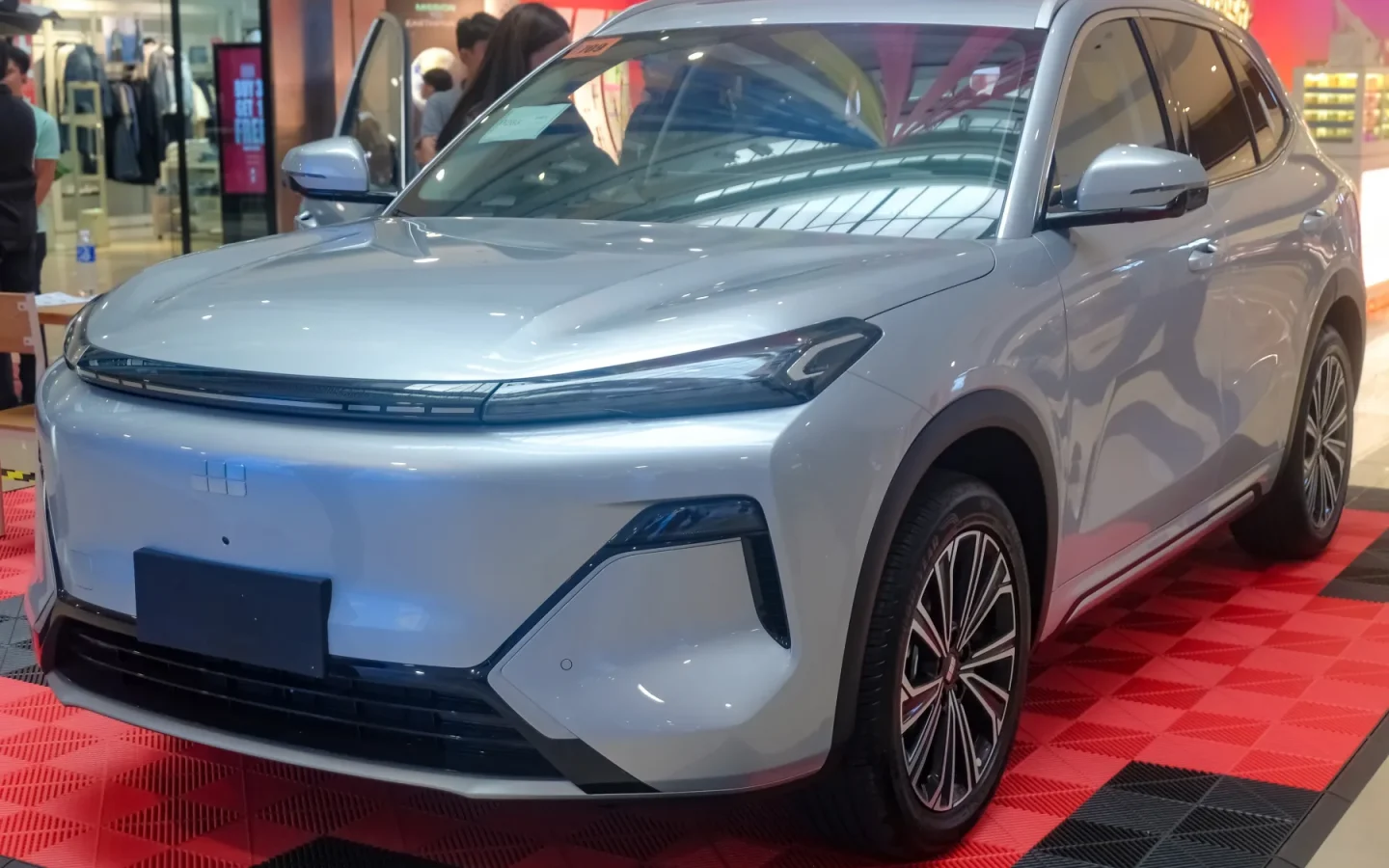 Geely EX5 EM-i Max argentée vue de trois quarts avant ; configuration étrangère non contractuelle