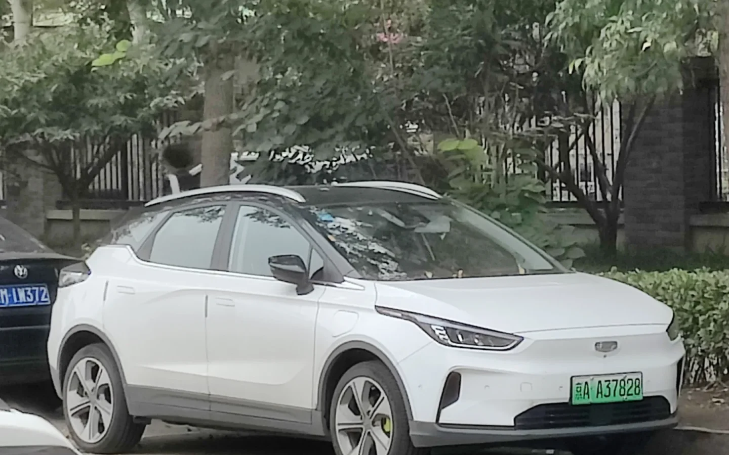 Geely Geometry C blanche vue de trois quarts avant ; configuration étrangère non contractuelle