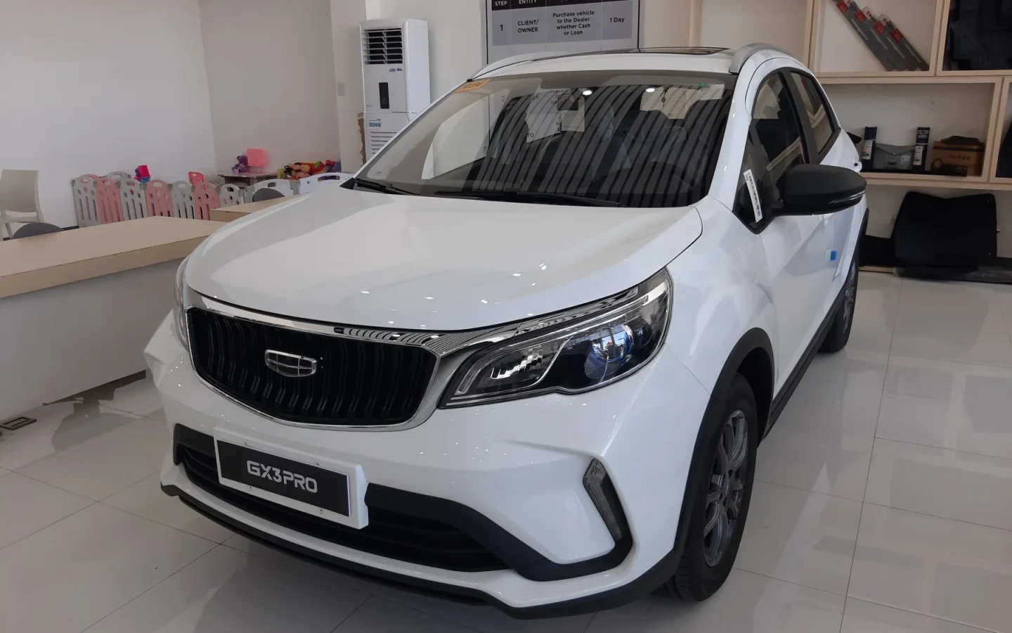 Geely GX3 Pro blanc vu de trois quarts avant ; configuration étrangère non contractuelle