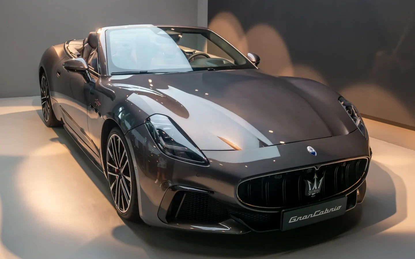 Maserati GranCabrio Trofeo vue de trois quarts avant ; configuration étrangère non contractuelle