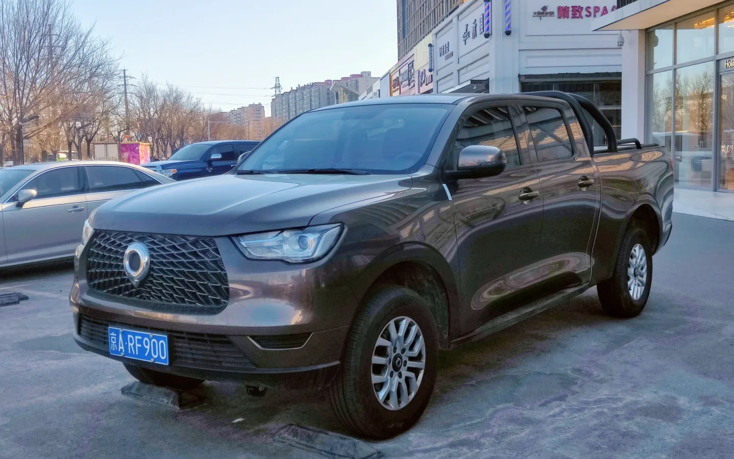 GWM POER gris vu de trois quarts avant ; configuration chinoise non contractuelle