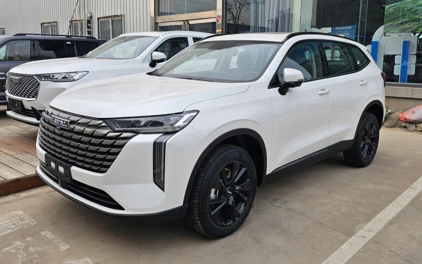 Haval H6 restylé blanc vu de trois quarts avant ; configuration chinoise non contractuelle