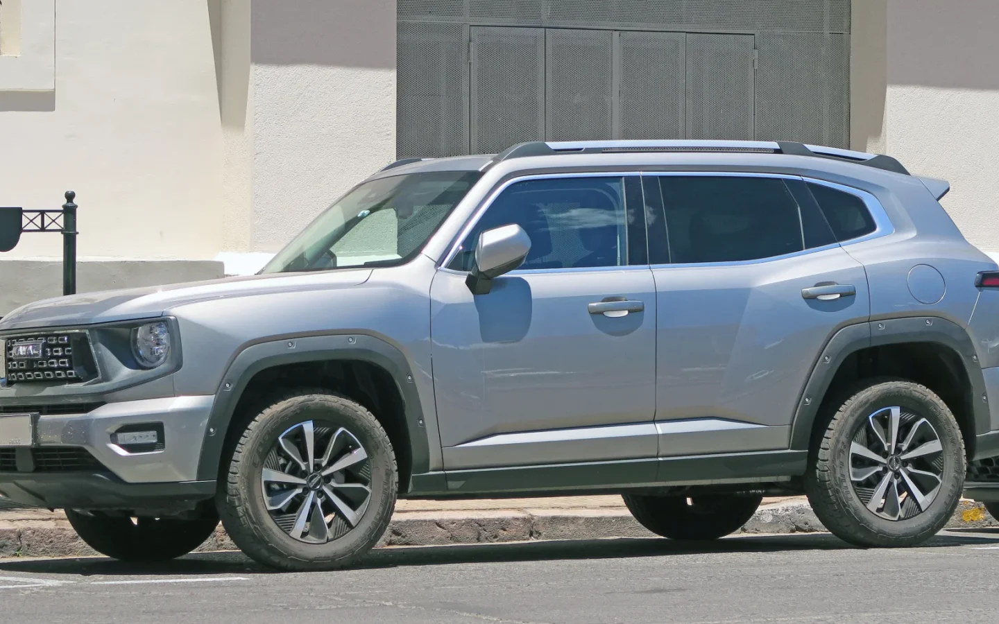 Haval H7 gris vu de profil ; finition étrangère non contractuelle au Maroc