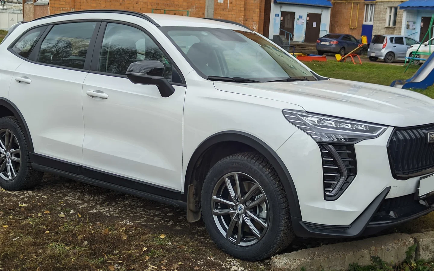 Haval Jolion restylé blanc vu de trois quarts avant ; configuration russe non contractuelle
