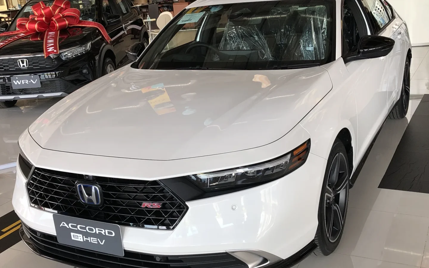 Honda Accord e:HEV blanche de onzième génération vue de trois quarts avant ; finition thaïlandaise non contractuelle