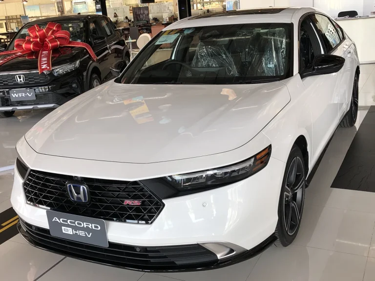 Honda Accord e:HEV blanche de onzième génération vue de trois quarts avant ; finition thaïlandaise non contractuelle
