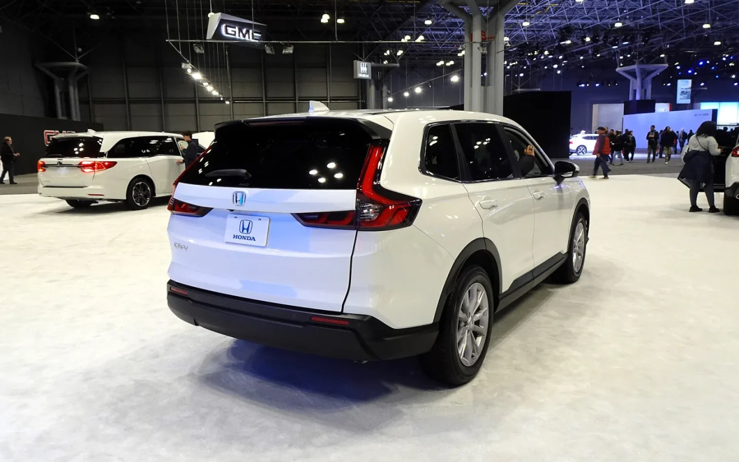 Honda CR-V blanc de sixième génération vu de trois quarts arrière ; configuration étrangère non contractuelle