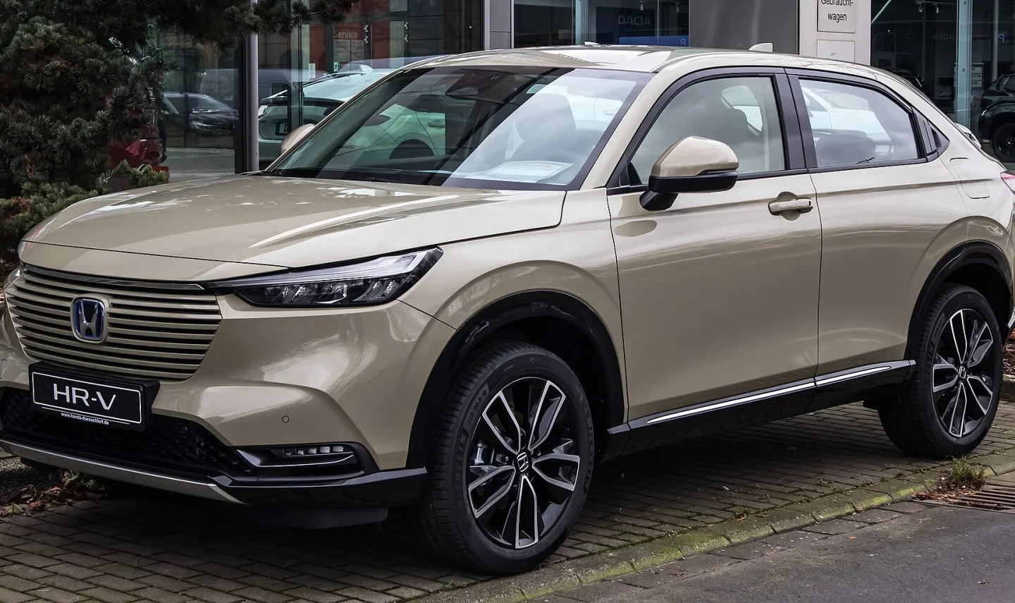 Honda HR-V e:HEV beige vu de trois quarts avant ; finition étrangère non contractuelle