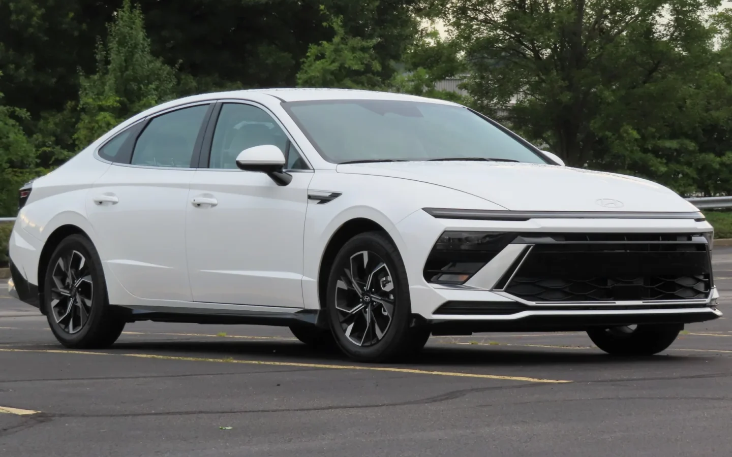 Hyundai SONATA blanche restylée vue de trois quarts avant ; finition américaine non contractuelle
