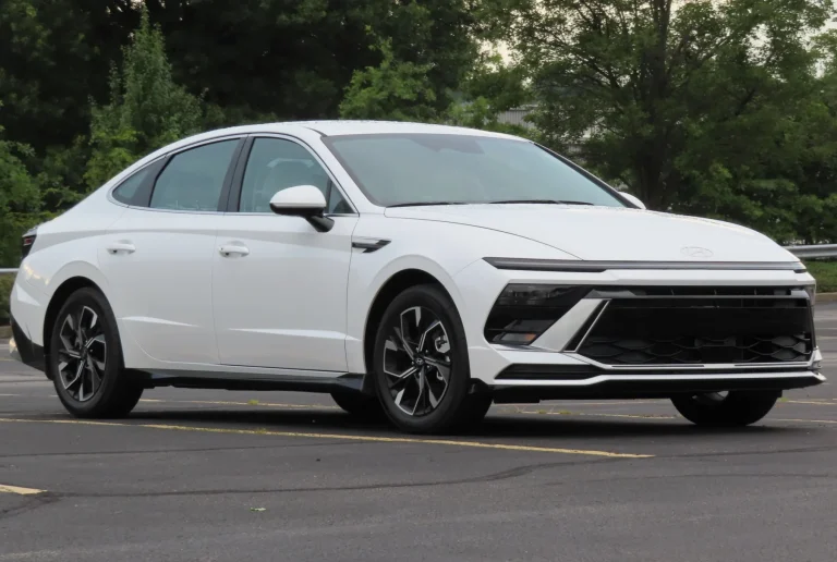 Hyundai SONATA blanche restylée vue de trois quarts avant ; finition américaine non contractuelle