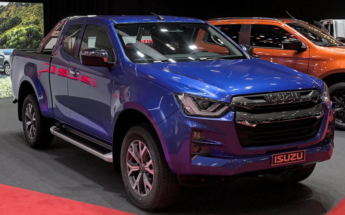 Isuzu D-Max bleu vu de trois quarts avant ; configuration étrangère non contractuelle